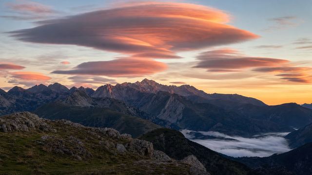 Randonneur consultant un panneau d’information et son téléphone au départ d’un sentier de montagne pyrénéen